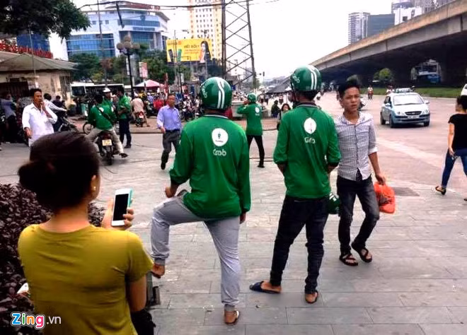 Xe om truyen thong, GrabBike cung pha “luat choi”