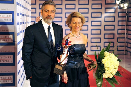 Đến năm 2005, sau khi nhậm chức Thủ tướng, thủ tướng Đức Angela Merkel đã bổ nhiệm Von der Leyen vào vị trí tương tự nhưng ở cấp nhà nước.