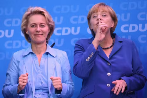 Ursula von der Leyen bắt đầu học đại học vào năm 1977 với môn Kinh tế tại Đại học Göttingen, Münster và Trường Đại học kinh tế London. Tới năm 1980, bà chuyển sang học Y khoa tại Đại học Hannover và tốt nghiệp 7 năm sau đó.