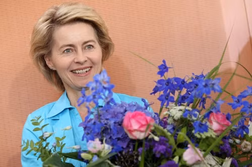 Von der Leyen lấy bằng tiến sĩ Y khoa (Dr. med.) vào năm 1991. Từ năm 1992 cho tới 1996 bà theo chồng sang Mỹ, nơi chồng bà giảng dạy tại Trường Đại học Stanford.