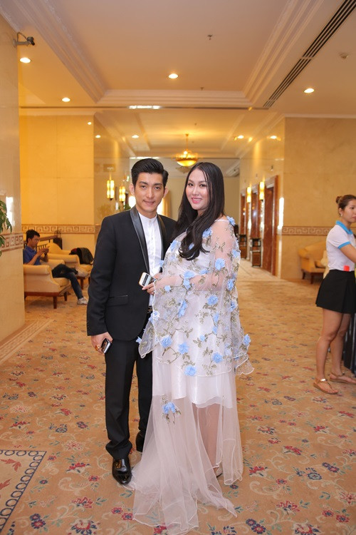 Đến tham dự một sự kiện khác cùng chồng, Phi Thanh Vân cũng lựa chọn kiểu đầm diêm dúa phối ren dài quét đất với những đường hoa thêu nổi.