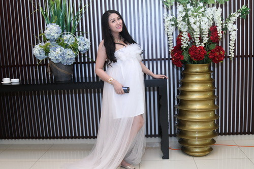 Mới đây, tới tham dự một sự kiện, Phi Thanh Vân diện chiếc đầm trắng pha ren dài quét đất diêm dúa. Những trang phục mà cô lựa chọn không chỉ phô diễn vòng 1, mà còn “bóc trần” thân hình ngày càng đẫy đà của người đẹp.