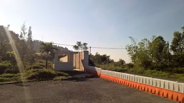 Báo cáo của TP. Đà Nẵng tại cuộc họp HĐND TP vừa qua cho thấy, có 18 dự án du lịch bất động sản ven biển, từ chân bán đảo Sơn Trà kéo dài đến quận Ngũ Hành Sơn, triển khai rất ì ạch. Trong đó, một số dự án bị yêu cầu thu hồi, số khác bị thanh tra, xử phạt, nhưng vấn nạn dự án treo vẫn chưa được xử lý dứt điểm. Trong khi đó, nhiều nhà đầu tư muốn rót tiền vào đây nhưng chậm chân nên không còn vị trí đắc địa nữa nên ngẩn ngơ tiếc nuối.