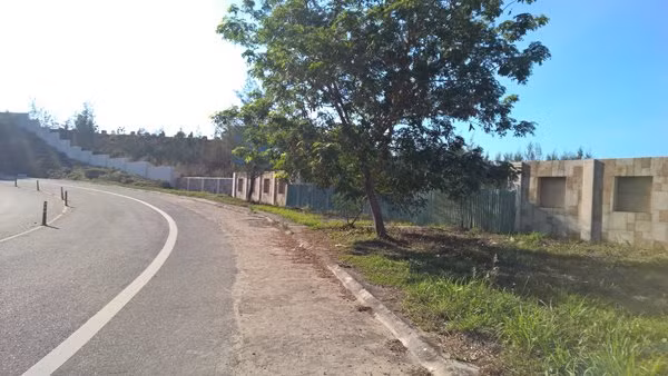 Người dân và khách du lịch đi ngang qua con đường lên bán đảo Sơn Trà, đoạn tiếp nối đường Hoàng Sa dẫn lên bán đảo, sẽ thấy sau bờ tường xây kiên cố bao bọc phía bên bờ biển là những biệt thự bỏ hoang một màu xám xịt. Chị chủ quán tên L. cạnh khu resort kể: “Gần 8 năm nay, chẳng thấy ai lui đến khu dự án này, cũng không biết nó của đại gia. Tôi chỉ thấy họ xây biệt thự bê tông cốt thép rồi bỏ hoang từ đó đến nay, cả khối tài sản lớn như vậy thật tiếc”.