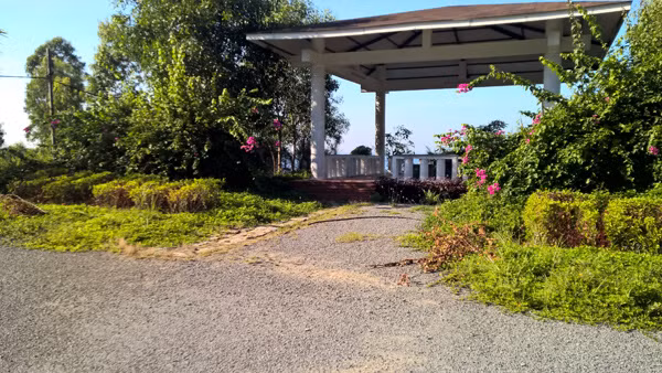 Một “siêu” dự án khác nằm cạnh, cũng hoang phế, phía bên trong là đầy bơm kim tiêm vứt lăn lóc: dự án Bai But Bay Resort của Công ty CP Hải Duy (TP.HCM) và Công ty CP Đầu tư &amp; dịch vụ TP.HCM (Invesco).Khu du lịch phức hợp này được khởi công năm 2005, tổng vốn đăng ký hơn 30 triệu USD, rộng trên 30 ha (20ha đất dọc bờ biển và 10ha mặt nước biển). Chủ đầu tư từng khẳng định đây là “thiên đường” nghỉ dưỡng tại khu vực. Song, đã hơn 10 năm trôi qua, nó chỉ là bãi cây dại với những căn nhà ma rêu mọc xám xịt như lô cốt nhìn ra biển.