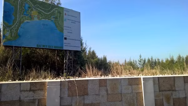 Nằm cạnh bên là dự án Sontra Travel rộng khoảng 2 hecta, thuộc bãi Con. Đây là dự án của Công ty cổ phần Sơn Trà, nơi khoảnh đất bằng là tấm bảng phối cảnh dự án nằm trơ trọi phơi mưa nắng suốt gần chục năm qua, mặc cho cây dại mọc ken dày. Tiếp đó là 2 dự án bỏ hoang khác gồm Sơn Trà Resort của Savico và Công ty CP đầu tư Đà Nẵng Sơn Trà, với quy hoạch là khu biệt thự, khu khách sạn, khu thể thao,...