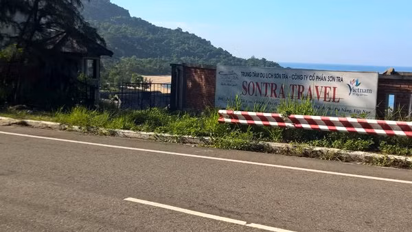 “Mấy dự án này bỏ hoang nhiều năm, quá lãng phí. Chúng tôi cố liên hệ để sang nhượng nhưng chủ dự án hô giá trên trời nên đành bó tay. Nếu chính quyền TP. Đà Nẵng mạnh tay thu hồi để đấu giá thì chúng tôi sẵn sàng” - ông một đại gia Sài Gòn đang tìm kiếm cơ hội đầu tư ở Đà Nẵng cho biết. Không chỉ nhà đầu tư này, nhiều đại gia Sài Gòn khác cũng muốn đổ tiền đầu tư nhưng quỹ đất đẹp không còn. Họ lọ mọ đi đàm phán với những chủ dự án bỏ hoang. Kết quả là lắc đầu, bó tay vì chủ dự án bỏ hoang ra mức giá không tưởng.