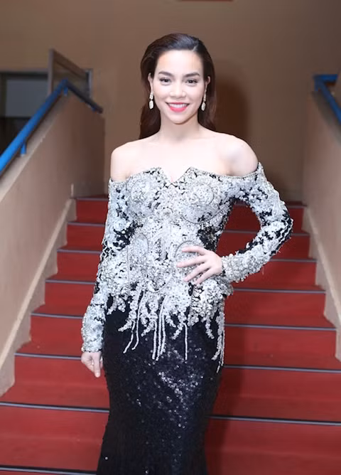 Đầm trễ vai bật lên nước da mịn màng, bờ vai thon đầy khiêu gợi.