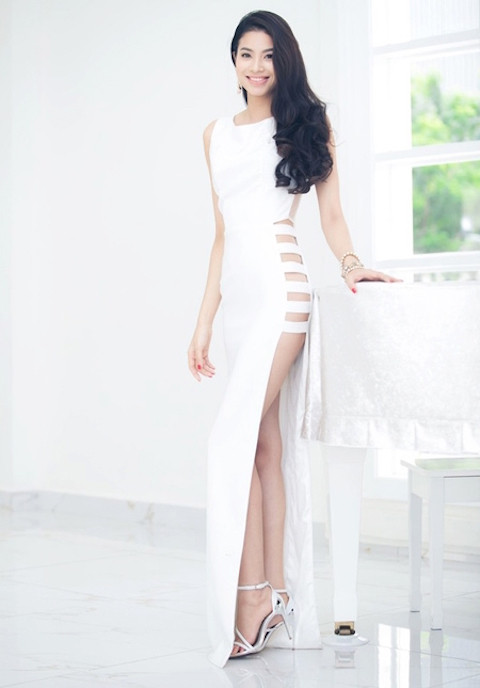 Với chiếc đầm xẻ đùi khoe chân thon thì sẽ không ai chú ý đến những bộ phận khác đâu.