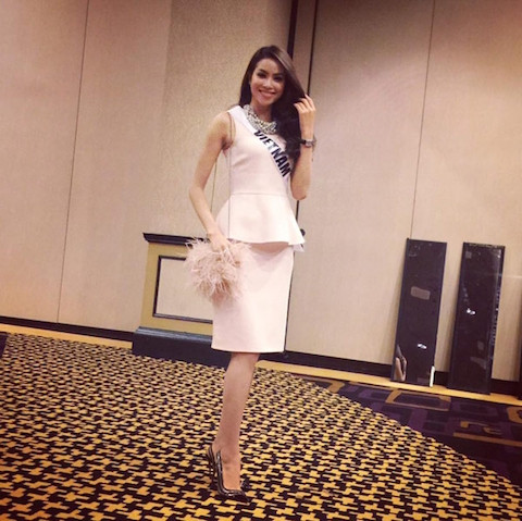 Áo hoặc đầm peplum góp phần tạo nên thân hình đồng hồ cát dù cho ngực không có phì nhiêu đi chăng nữa. Bạn nên tránh chọn loại cổ khoét vì như vậy sẽ phân tán sự chú ý của người đối diện cũng như tố cáo nhược điểm bản thân.