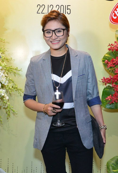 Trò cưng Mr. Đàm - Vicky Nhung vẫn trung thành với phong cách thời trang tomboy, cá tính.