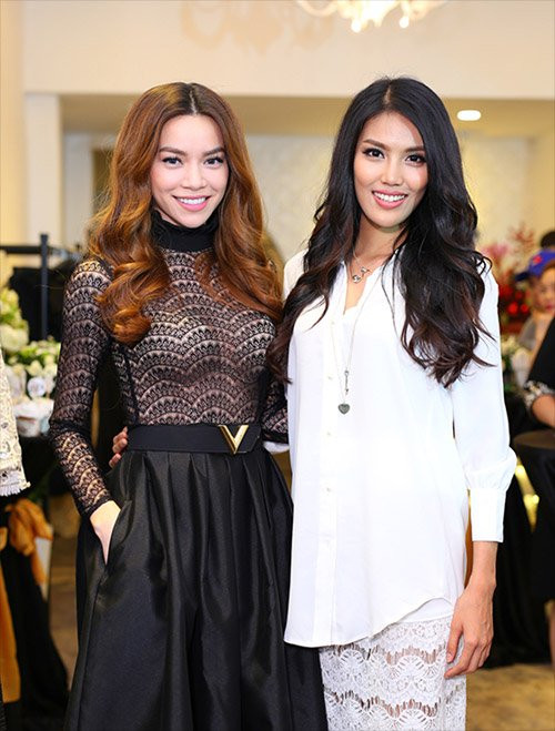 Giọng ca Xin hãy thứ tha tươi tắn hội ngộ Lan Khuê tại sự kiện. Cô không quên hỏi han đàn em về cuộc thi Hoa hậu thế giới vừa diễn ra tại Trung Quốc.