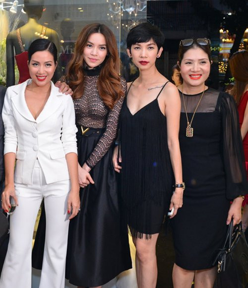 Với chiều cao 1m72, Hồ Ngọc Hà tự tin khi tạo dáng bên "bà trùm chân dài" Xuân Lan.