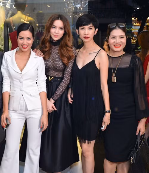 Với chiều cao 1m72, Hồ Ngọc Hà tự tin khi tạo dáng bên "bà trùm chân dài" Xuân Lan.