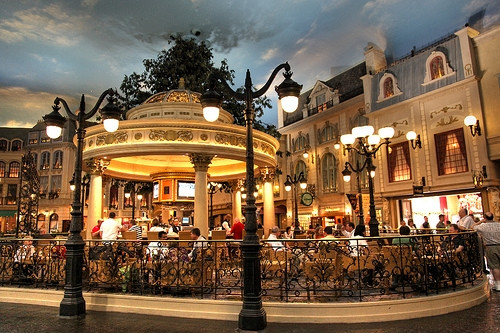 Với những ai thích trải nghiệm mua sắm thú vị hơn có thể tới Las Vegas và đi dạo qua các cửa hàng trên thuyền gondola tại phiên bản thu nhỏ thành phố Venezia nổi tiếng của Ý tại tổ hợp khách sạn 5 sao Venetian. Tổ hợp khu du lịch này ngốn tới 1,5 tỉ đô kinh phí xây dựng. Vào năm 2008 nơi này được công nhận là khách sạn lớn nhất thế giới với 4049 phòng, 3068 căn hộ cao cấp.