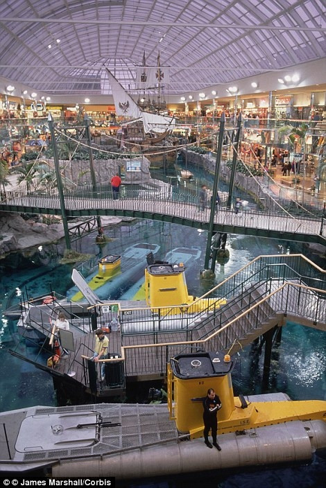 West Edmonton Mall là trung tâm mua sắm lớn nhất Bắc Mỹ và lớn thứ 10 trên thế giới, được thành lập bởi hai công dân gốc Iran nhập cư vào Canada vào năm 1981. Với diện tích nửa triệu mét vuông và nhiều địa điểm vui chơi, nơi này thu hút khoảng hơn 30 triệu lượt khách mỗi năm.