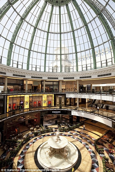 Trần nhà vòm kính đưa ánh sáng tự nhiên vào Mall of Emirates. (Ảnh: Katarina Premfors/arabianEye/Corbis).
