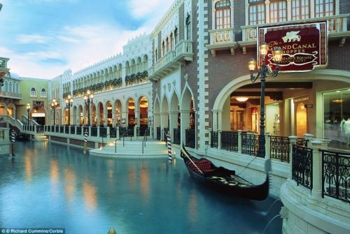 Du khách có thể đi mua sắm trên thuyền tại khách sạn Venetian, Las Vegas. (Ảnh: Richard Cummins/Corbis)