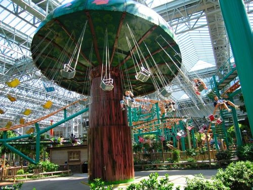 Ở bên kia thế giới, Trung tâm mua sắm Mỹ tại St.Paul, Minnesota, Nikcelodeon có công viên giải trí trong nhà với đầy đủ các trò chơi cảm giác mạnh, thủy cung ngầm, công viên nước và khu vực bắn súng.