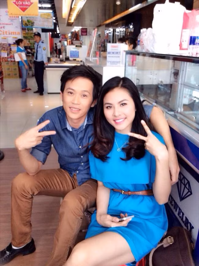 Những bức ảnh Hoài Linh đi cùng các người đẹp luôn nhận được sự quan tâm của người hâm mộ. Hình ảnh tạo dáng “nhắng nhít” bên Vân Trang của danh hài gạo cội nhận được 936.764 lượt thích.