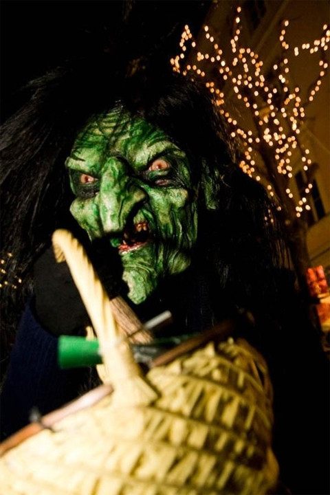 Truyen thuyet kinh di ve nhung quai vat hoanh hanh dem Giang sinh