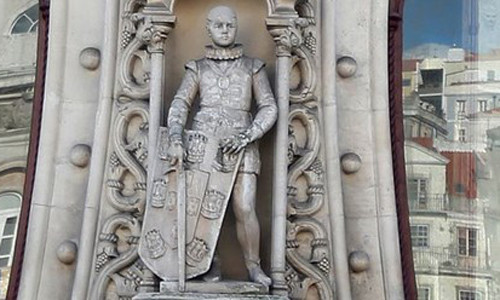 Bức tượng Dom Sebastiao trước khi bị phá hủy.