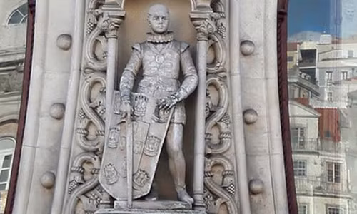 Bức tượng Dom Sebastiao trước khi bị phá hủy.