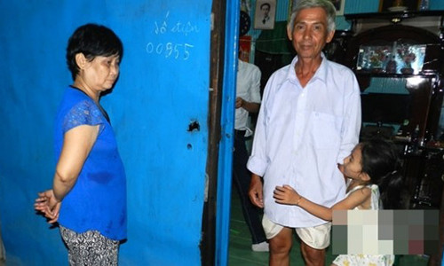 Hai huoc vu “thoi mien” lot sach nu trang, sau do tu troi tay, nhet giay vao mieng