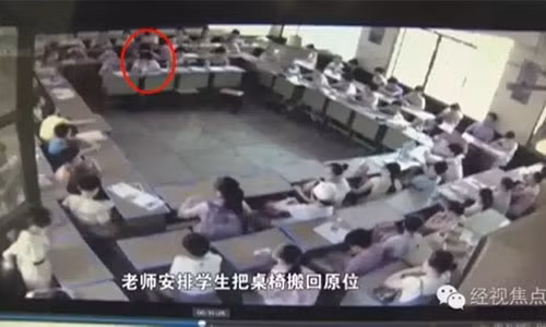 Kho tin: Cho ngoi khong hop y, nam sinh nhay lau chet