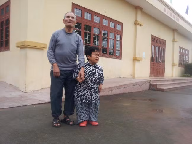 Chuyện tình cảm động của cặp vợ chồng khuyết tật già Chuyen tinh cam dong cua cap vo chong khuyet tat gia