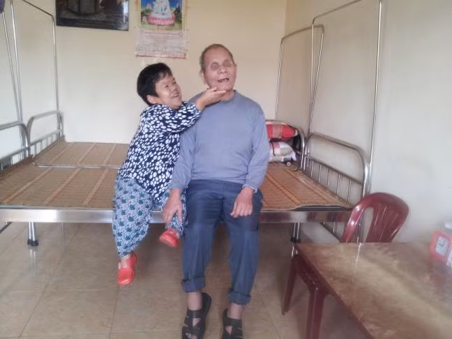 Chuyện tình cảm động của cặp vợ chồng khuyết tật già - Hình 2 Chuyen tinh cam dong cua cap vo chong khuyet tat gia-Hinh-2