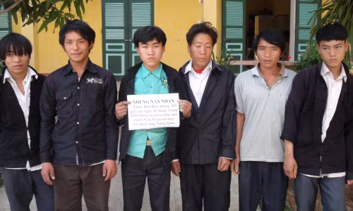 Những nạn nhân trong vố buôn người lịch sử may mắn thoát về nước.