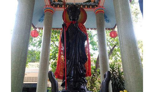 Tượng “ông Phật đen” nặng gần 10 tấn, có màu sắc đen tuyền từ đầu đến chân tượng.