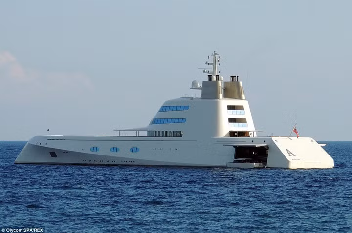 Chiếc du thuyền "Motot Yatch A" nặng 5,9 tấn được nhà thiết kế người Pháp Philippe Starck thiết kế và trang bị cửa sổ chống đạn dày 5,1 cm.
