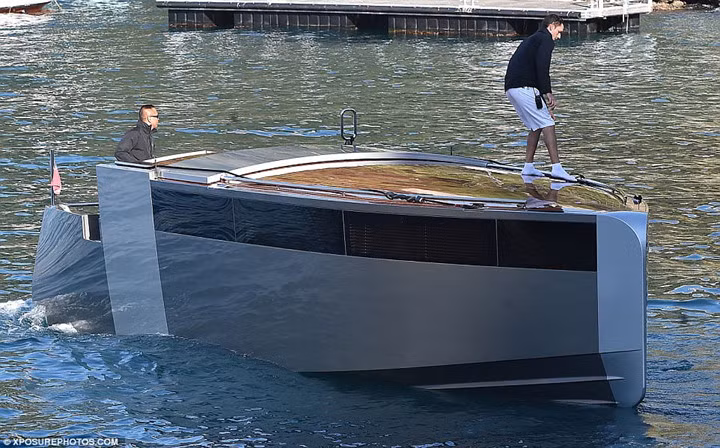 Các hình ảnh cho thấy vợ ông và con đã bước trên du thuyền dài 50m.