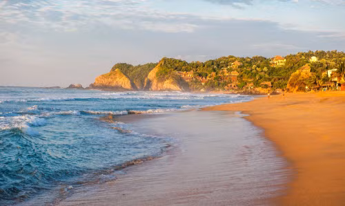 1. Playa Zipolite, Mexico Nhiều du khách cảm thấy ngạc nhiên khi biết địa điểm này được gọi là “ bãi biển tử thần”. Những con sóng lớn và dòng hải lưu nguy hiểm đã khiến nhiều người mất mạng tại bãi biển này.