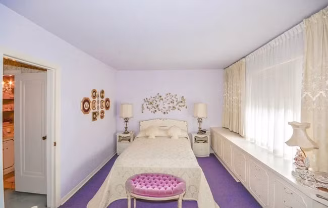 Phòng ngủ mang phong cách cổ điển nhẹ nhàng như các gia đình quý tộc thời xưa. Đây cũng chính là phòng ngủ của cụ bà 96 tuổi.