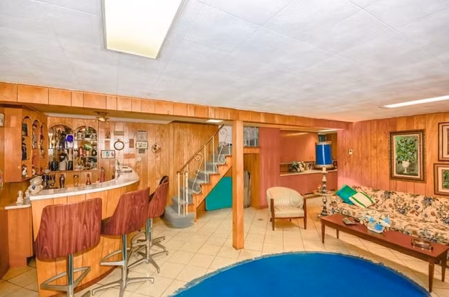 Tầng hầm được tận dụng làm quầy bar và nơi tụ họp bạn bè.