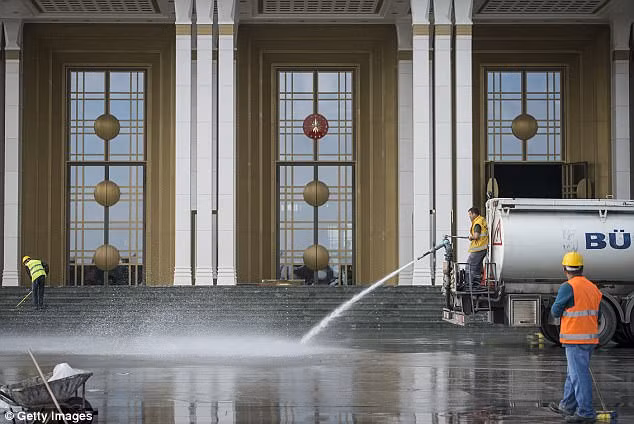 Tất cả nội thất của dinh thự đều có giá thành đắt đỏ. Riêng chi phí trải kín tất cả các phòng và lối đi trong dinh thự đã lên đến 9,1 triệu USD.