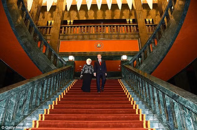 Ak Saray còn lớn cả điện Kremlin ở Matxcơva, Nga, điện Versailles gần thủ đô Paris, Pháp và có diện tích gấp 30 lần so với Nhà Trắng của Mỹ.