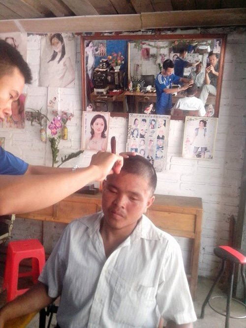 Trong khi chờ xác minh lí lịch, Lượng cắt tóc kiếm sống.