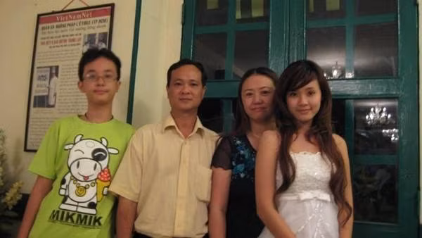 hông được liệt vào danh sách hot boy như em trai của nhiều người đẹp khác trong showbiz nhưng em trai của Midu cũng sở hữu vẻ đẹp khá thư sinh với cặp kính cận, khuôn mặt thông minh và nhanh nhẹn.