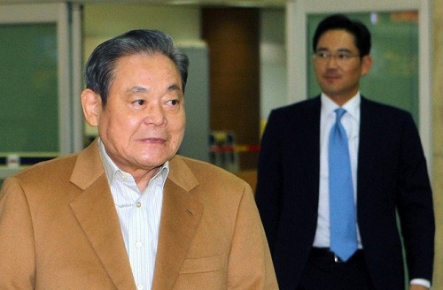 Chủ tịch Samsung Lee Kun Hee (trái) cùng con trai Lee Jae Yong.