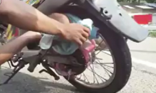 Be 2 thang tuoi mac ket trong banh xe may day song mang