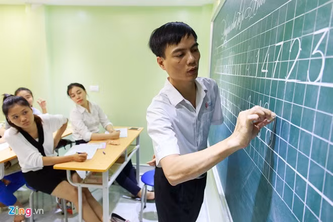 Trong khoá học ba ngày này, học viên được hướng dẫn từ các nét cơ bản, chữ viết bảng theo quy định của Bộ Giáo dục và Đào tạo, và các kiểu chữ sáng tạo.