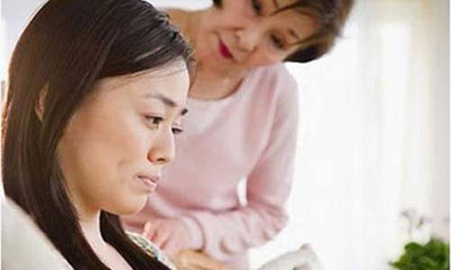 Nghe mẹ chồng nói mà tôi thấy xót xa cho bản thân và hơn bao giờ tôi thấy thương mẹ chồng rất nhiều. Có người mẹ nào lại muốn con mình bỏ vợ chứ. Ảnh minh họa.