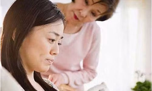 Nghe mẹ chồng nói mà tôi thấy xót xa cho bản thân và hơn bao giờ tôi thấy thương mẹ chồng rất nhiều. Có người mẹ nào lại muốn con mình bỏ vợ chứ. Ảnh minh họa.