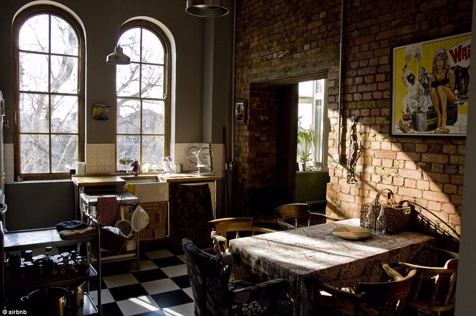 Tòa nhà viện Bethnal Green, London, Anh: Bệnh viện thời Victoria này đã được cải tạo thành một khu nhà ở. Tòa nhà nằm ở vị trí thuận tiện cho du khách muốn kháp phá London.