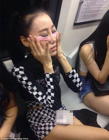 Một người khác cho rằng, Trung Quốc thay đổi quá nhiều và nếu điều này xảy ra trong quá khứ, chắc chắn bố mẹ sẽ từ con cái. Có người cũng bình luận: Xã hội Trung Quốc đi xuống quá nhiều và người ta sẵn sàng làm tất cả, miễn là có tiền.