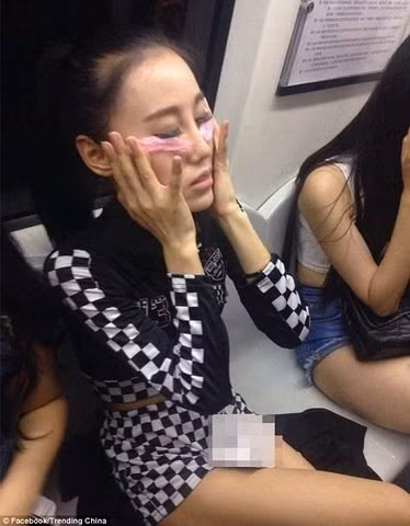 Một người khác cho rằng, Trung Quốc thay đổi quá nhiều và nếu điều này xảy ra trong quá khứ, chắc chắn bố mẹ sẽ từ con cái. Có người cũng bình luận: Xã hội Trung Quốc đi xuống quá nhiều và người ta sẵn sàng làm tất cả, miễn là có tiền.